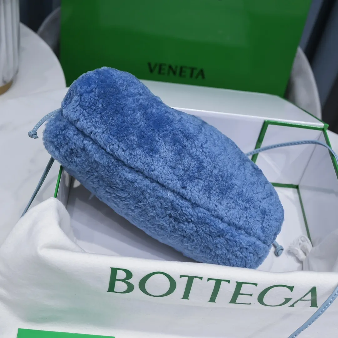 The small haze blue 🐱 BV pouch cloud bag is a fluffy version. It’s here, it’s here, it’s here with the fluff. You’ll know how cute it is when you see the real thing! The soft and fluffy feel is really great. Rua, this year’s furry style, I stand on bv! ! Whether it is a jodie cloud bag or a tote, not all curly teddy fur can be used to make goods. The curl size of the fur directly affects the similarity of the entire bag. Material: full fur and lambskin ➕ lambskin lining is much more expensive than full leather! Again, if you don’t want to develop ZP, of course you have to be willing to spend money ~ 22*13*5cm